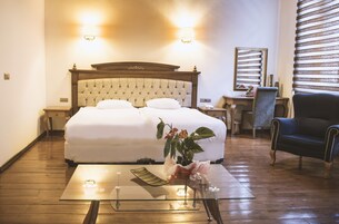 Habitación junior | Ropa de cama de alta calidad, minibar, caja fuerte y escritorio