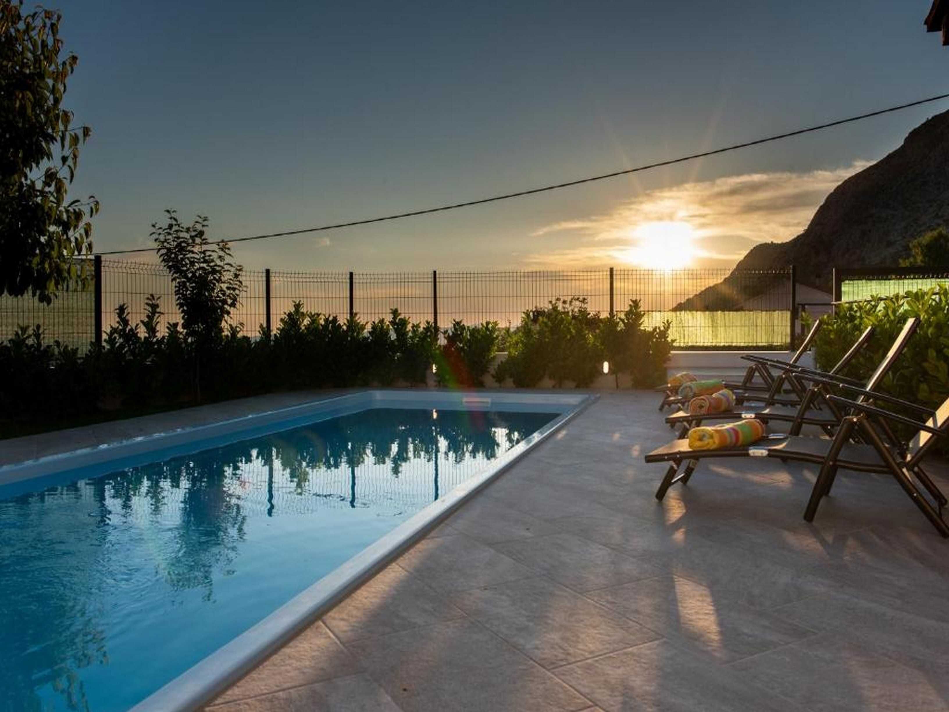 Biệt thự (Three Bedroom Villa with swimming poo) | Hồ bơi | Hồ bơi ngoài trời, dù/ô trên bãi biển/hồ bơi, ghế dài tắm nắng 