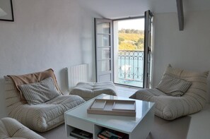 Smart TV, chimenea y libros 