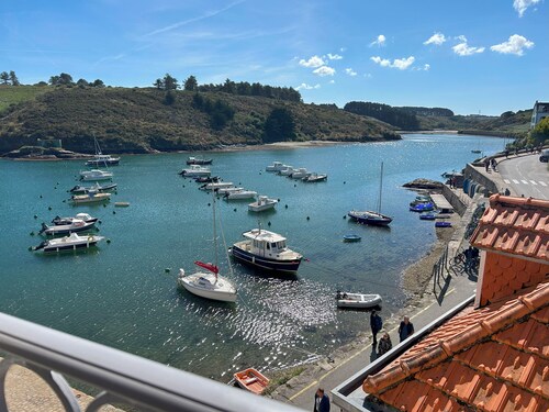 Sauzon with its feet in the water and 2.5 km from the magnificent Golf de Belle île.