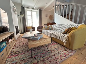 Smart TV, fireplace, books