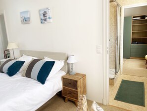 3 bedrooms, desk, iron/ironing board, travel cot