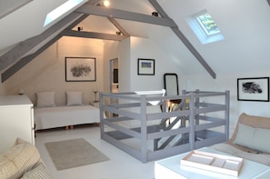 3 bedrooms, desk, iron/ironing board, travel crib - Sauzon with its feet in the water and 2.5 km from the magnificent Golf de Belle île. (Sauzon)