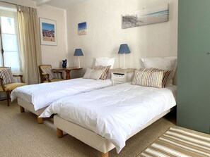 3 habitaciones, escritorio y tabla de planchar con plancha 