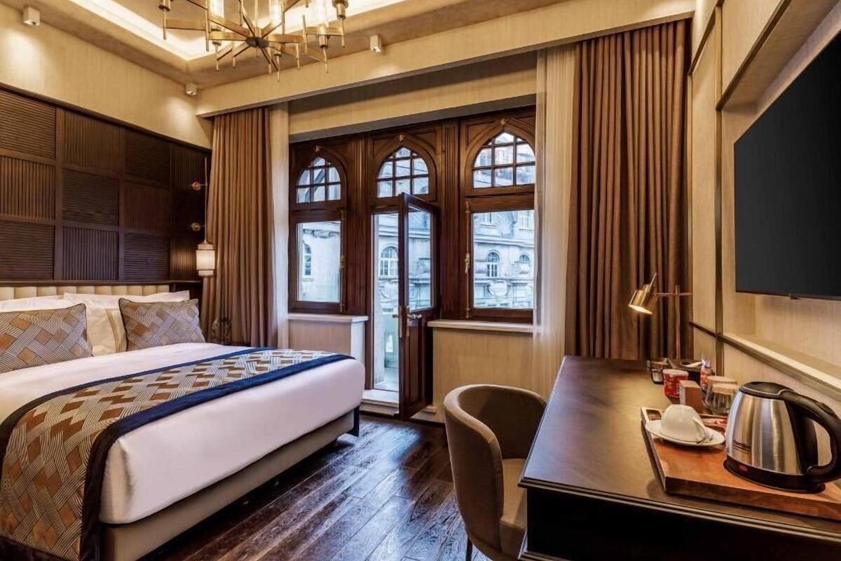 Deluxe Room with Balcony | Premium bedding, minibar, in-room safe, desk