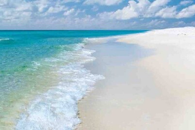 Cheerful 3BR close to downtown + double balcony