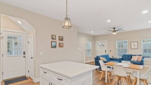 Un appartement moderne comprenant une cuisine, un coin repas et un salon.