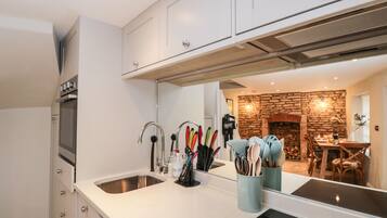 Casa de campo | Cocina privada | Frigorífico, lavavajillas, hervidor eléctrico y tostadora