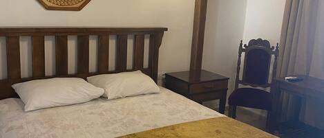 Basic Double Room | Soundproofing, free WiFi