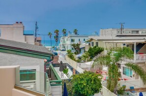 Zona residencial costera con casas que tienen balcones y vistas al océano.