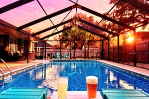 A heated pool - Emerald Waves Hideaway - Free Heated Pool & Gaming (Gulf Breeze)