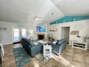 Smart TV, videogiochi, tavolo da calcetto, libri