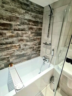 Apartemen | Kamar mandi | Shower dan handuk