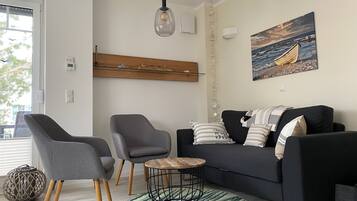 Smart-TV, Kamin, Bücher, Stereoanlage