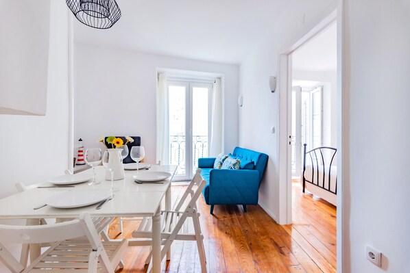 Appartement, 2 chambres | Aire de séjour | Téléviseur à écran plat de 50 cm avec télévision par câble, téléviseur