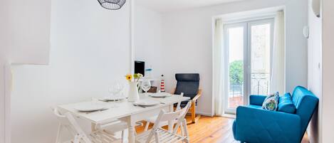 Appartement, 2 chambres | Aire de séjour | Téléviseur à écran plat de 50 cm avec télévision par cùble, téléviseur
