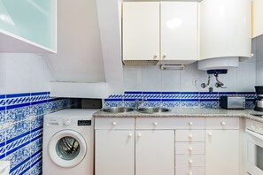 Appartement, 2 chambres | Cuisine privée | Mini réfrigérateur, micro-ondes, four, cafetière/bouilloire