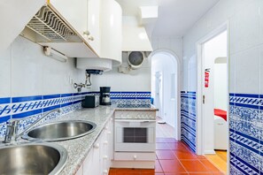 Appartement, 2 chambres | Cuisine privée | Mini réfrigérateur, micro-ondes, four, cafetière/bouilloire