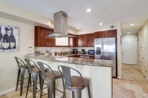 Batterie de cuisine, vaisselle et ustensiles, tables à manger