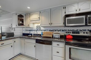 冰箱、微波炉、烤箱、炉灶