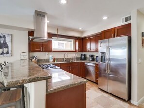 Fridge, microwave, oven, stovetop - Jamaica Palms & Penthouse, Sleeps 22 (San Diego)