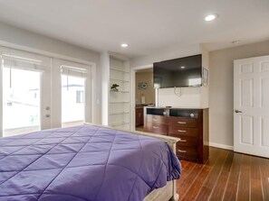 6 bedrooms, iron/ironing board, WiFi, bed sheets - Jamaica Palms & Penthouse, Sleeps 22 (San Diego)