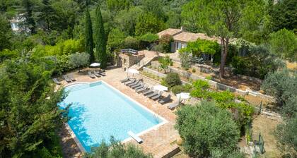 Grande propriété provençale avec 2 tennis, terrain de sport et piscine privatifs