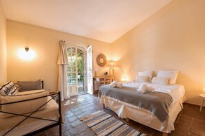 8 Schlafzimmer, Schreibtisch, Bügeleisen/Bügelbrett, Reisekinderbett