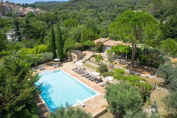 Vue piscine, mas et village de Callas au loin
