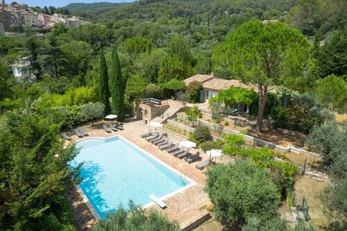 Stately property with 3 tennis & sport courts and a large pool, village 5' walk