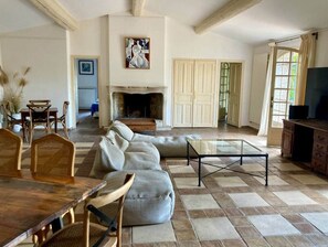 Smart TV, fireplace, ping pong, stereo - Stately property with 3 tennis & sport courts and a large pool, village 5' walk (Callas)