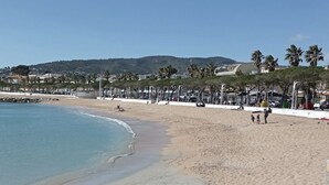 A beach with a clear sky, sandy shore, and a few people walking. - TYPE2, a rare 4-person gem, ideally renovated (La Ciotat)
