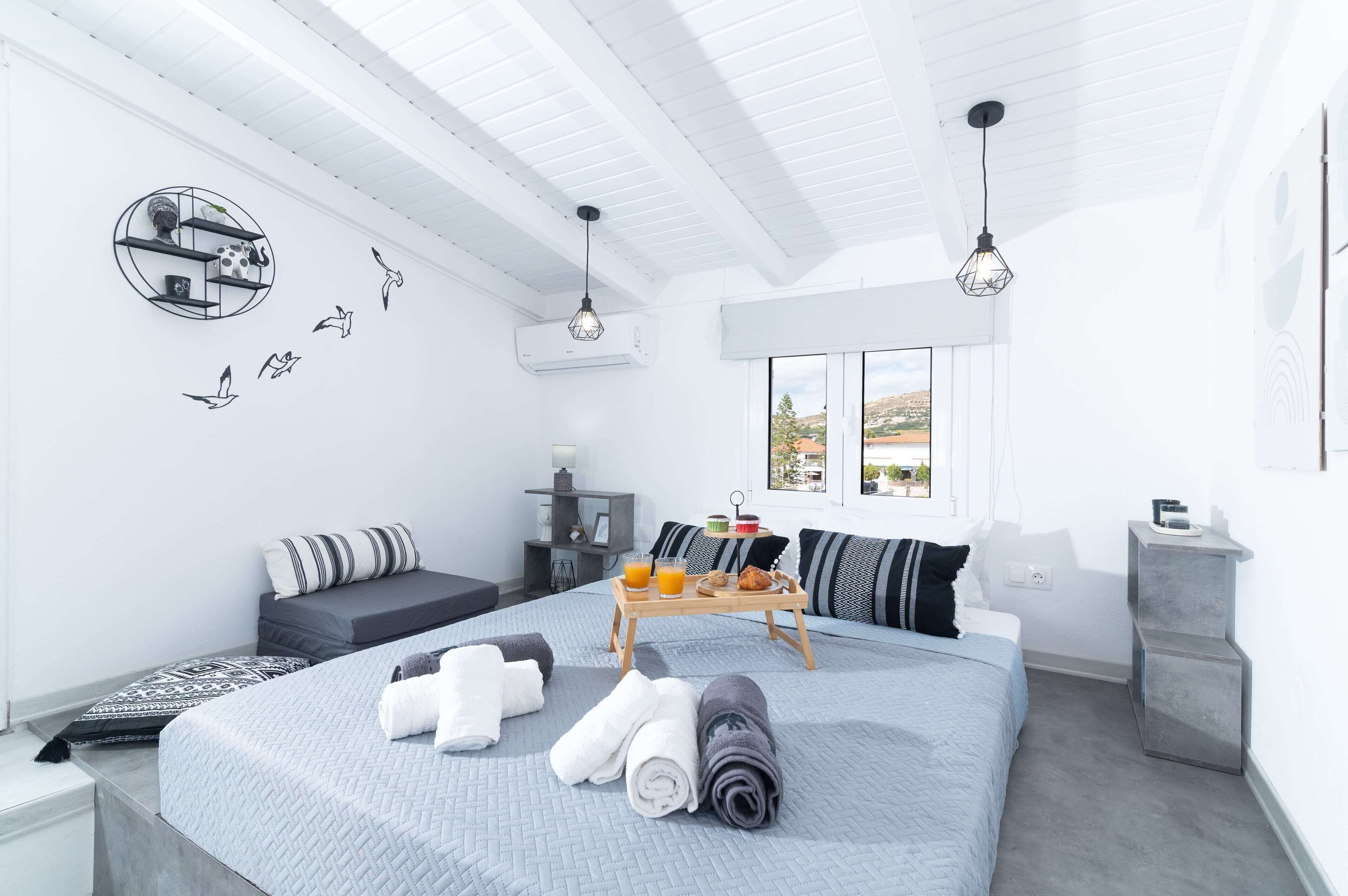 独特双人房 | 高档床上用品、特色装修、特色家居、办公桌