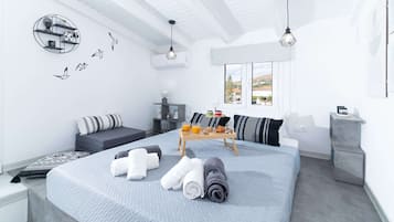 独特双人房 | 高档床上用品、特色装修、特色家居、办公桌