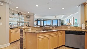 Refrigerador, microondas, parrilla de estufa y lavavajillas 