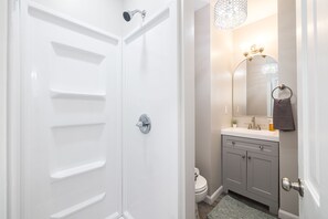 Combined shower/bathtub, hair dryer, towels, soap