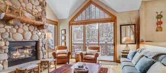 Cozy Mountain 4-Bedroom Retreat in Arrowhead Village 4 Townhouse by RedAwning