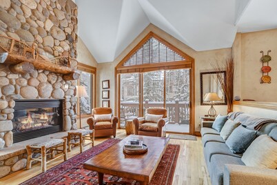 Cozy Mountain 4-Bedroom Retreat in Arrowhead Village 4 Townhouse by RedAwning