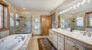 Stadtwohnung, 4 Schlafzimmer | Badezimmer | Handtücher, Shampoo