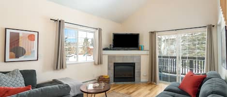 Condo, 3 chambres | Salle de séjour | Téléviseur connecté