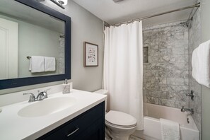 Condo, 3 quartos | Banheiro | Toalhas de banho, shampoo