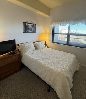 Condo, 2 Bedrooms | 2 bilik tidur, seterika/papan seterika, Wi-fi percuma