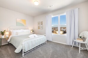 4 bedrooms, iron/ironing board, WiFi, bed sheets - The Swift - 2 mi from DT Fayetteville (Fayetteville)