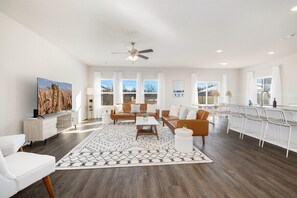 TV, lareira, escritórios