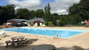 Outdoor pool - Stunning 2-bed Chalet in Caernarfon, Snowdonia (Caernarfon)