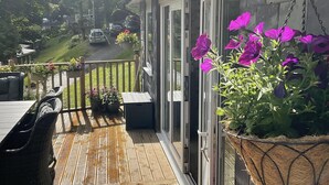 Balcony - Stunning 2-bed Chalet in Caernarfon, Snowdonia (Caernarfon)