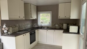 Fridge, microwave, oven, stovetop - Stunning 2-bed Chalet in Caernarfon, Snowdonia (Caernarfon)