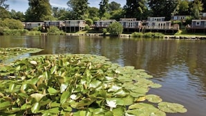 Lake - Stunning 2-bed Chalet in Caernarfon, Snowdonia (Caernarfon)
