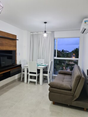 Quarto casal ou duplo básico | Sala de estar | TV