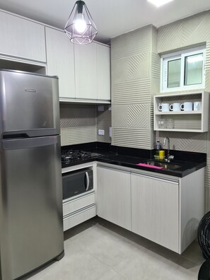 Quarto casal ou duplo básico | Cozinha americana privada | Geladeira, micro-ondas, cooktop, cafeteira/chaleira